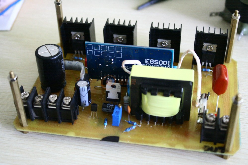 充電器不接入電池就不輸出電壓，是怎樣實現(xiàn)的?